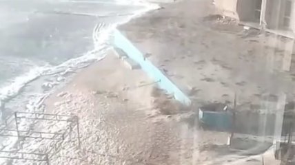Море затопило все пляжи в Кирилловке и путь к "даче Зеленского" (видео)