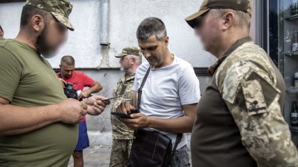 Работники ТЦК проверяют документы в Харькове