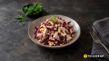 Салат из свеклы и курицы получается нежным и сытным