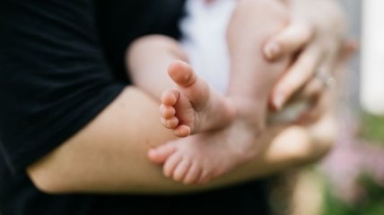 Вопрос о младенцах: Кулеба считает, что суррогатное материнство должно быть запрещено
