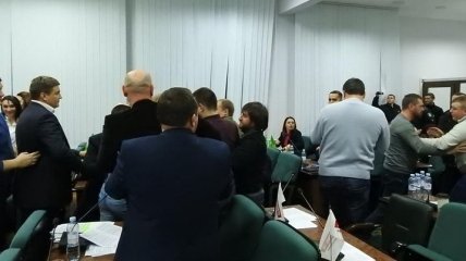Депутаты Луцкого горсовета утроили драку на ночном заседании