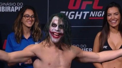 "Почему такой серьезный?": "Джокер" сразился в дуэли взглядов с бойцом UFC (Видео)