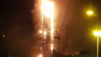Повреждено большое количество автомобилей: В ОАЭ пылает небоскреб (Видео)