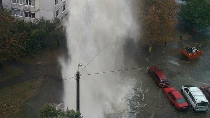 В Харькове прорвало водопровод: "фонтан" достигает 6-го этажа (Видео)