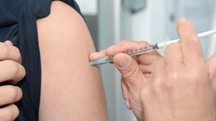 Дифтерия наступает: украинцам напомнили, в чем разница между сывороткой и вакциной