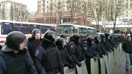 Милиция окружила баррикады митингующих