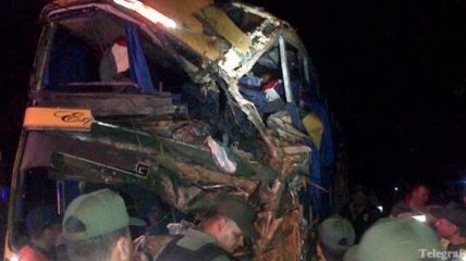 Автобус врезался в холм, погибло 11 человек, 35 травмировано