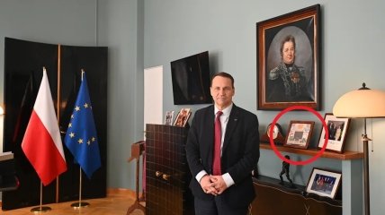 Радослав Сікорський у кабінеті