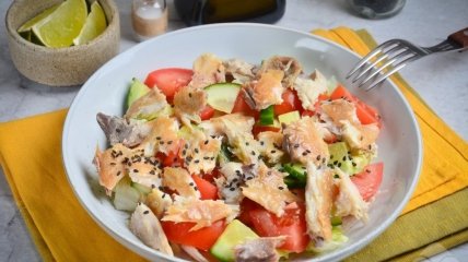 Овощной салат с копченой скумбрией