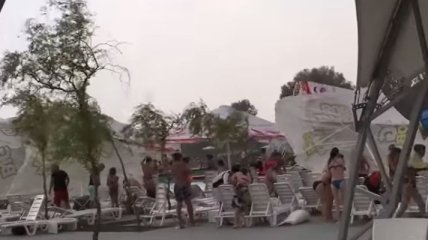 Сильный ветер снес аквапарк в Днепре (Видео)