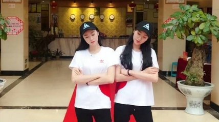 Более тысячи пар близнецов приехали на фестиваль в Китае