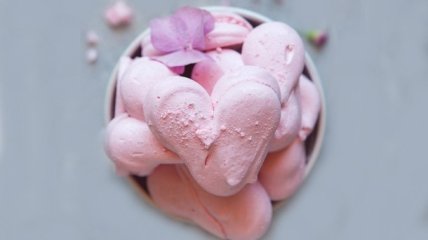 Как приготовить сердечки из клубничного безе: рецепт ко Дню святого Валентина 2020
