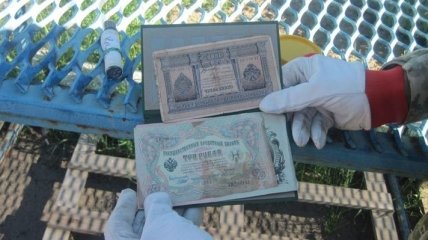 Из Украины пытались вывезти старинные банкноты и патефон