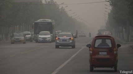 Китай до сих пор парализован смогом 