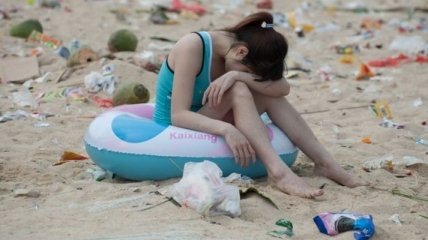 Как выглядит пляж в Китае, после посещения полумиллионной толпы отдыхающих (Фото)
