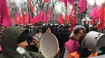 В Киеве митингуют у здания Рады за повышение соцстандартов