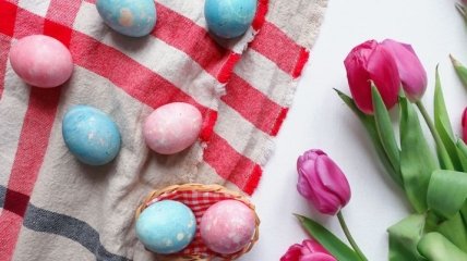 Всего 2 ингредиента и 10 минут: Татьяна Литвинова рассказала, как быстро покрасить яйца на Пасху