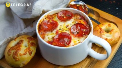 Пицца в чашке станет отличным вариантом быстрого завтрака (изображение создано с помощью ИИ).