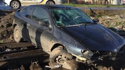 Водитель оставил разбитое авто с польскими номерами на железнодорожном пути