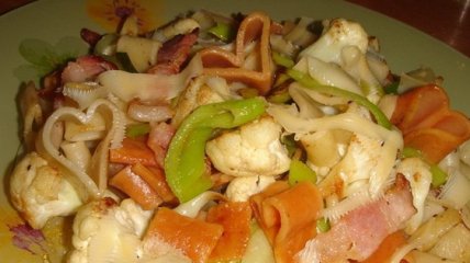 Макароны с цветной капустой и беконом