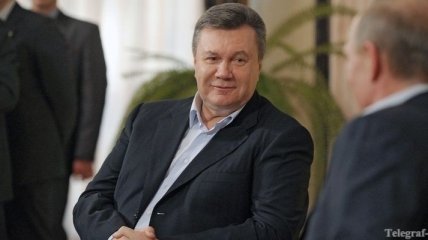 Янукович пытается усидеть уже на трех стульях?