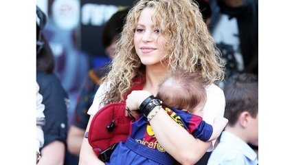 Шакира привела младшего сына на его первый футбольный матч