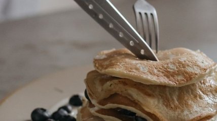 Можно смело добавлять себе на завтрак: диетолог рассказал, как приготовить несладкие гречневые блины 