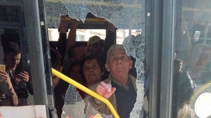 Во Львове пассажиры раздавили стекло в дверях переполненного автобуса