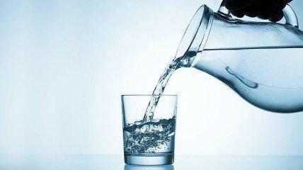 Медики объяснили, почему при гриппе полезна негазированная вода