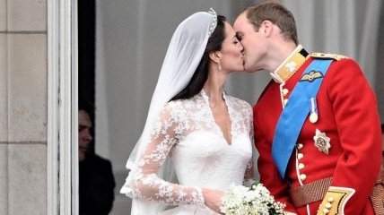 Яркие кадры британских королевских бракосочетаний (Фотогалерея)