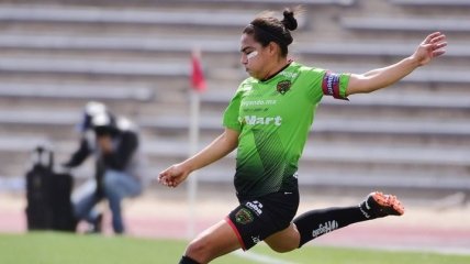 В Мексике футболистка забила космический гол со штрафного (видео)