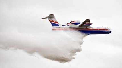 Самолет-амфибия Бе-200 МЧС России потушил пожары в Сербии