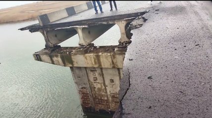 Разрушенный мост на Арабатскую стрелку на Херсонщине