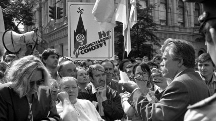 Киев, 24 августа 1991 года. Один из авторов Акта о провозглашении независимости Украины, народный депутат Украины Левко Лукьяненко среди киевлян после голосования. Фото: Украинское радио