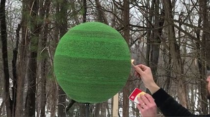 Парень год клеил шар из 42 000 спичек, чтобы в итоге поджечь его (Фото)