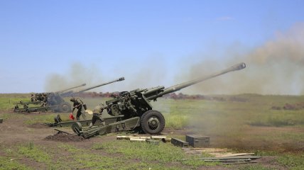 Один удар и фейерверк: ВСУ показали яркое видео уничтожения российской гаубицы