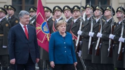 Меркель в Киеве обратилась к военным на украинском языке