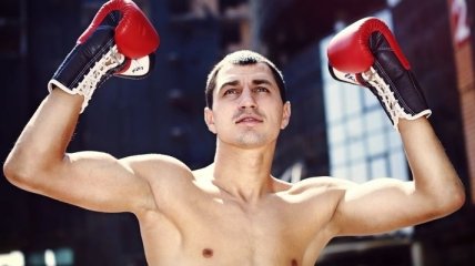 Украинский боксер Виктор Постол нокаутировал Сельджука Айдына
