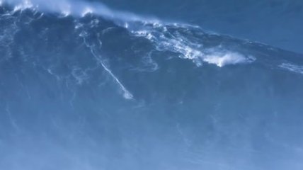 Экстремал покорил гигантскую волну и установил мировой рекорд (Видео)