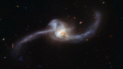 Астрономы обнаружили самый маленький случай галактического каннибализма