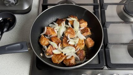 М'ясо з цибулею