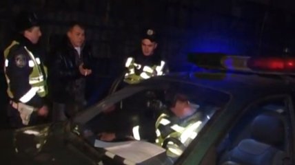 Пьяная компания угрожала инспекторам ГАИ вызвать Кличко (Видео) 