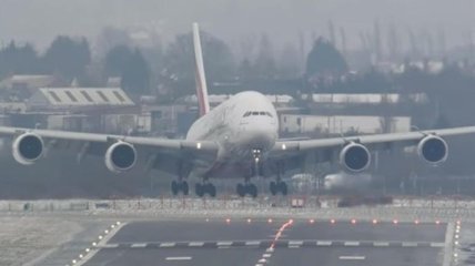 Посадка крупнейшего лайнера Airbus А380-800 в шторм (Видео)