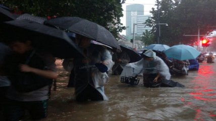 Без транспорта, света и воды: десятимиллионный город в Китае парализован из-за сильнейших ливней