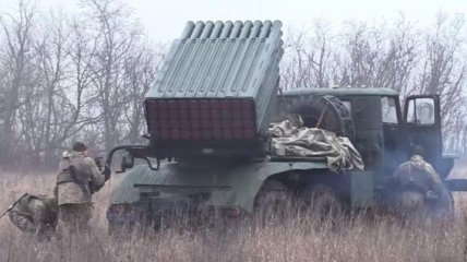 В зоне ООС проверили боеготовность "Градов": видео