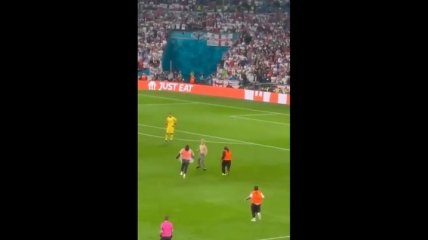 Финал Евро-2020 был приостановлен из-за выбежавшего на поле фаната (видео)