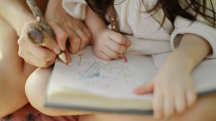 6 способов научить ребенка правильно держать ручку или карандаш