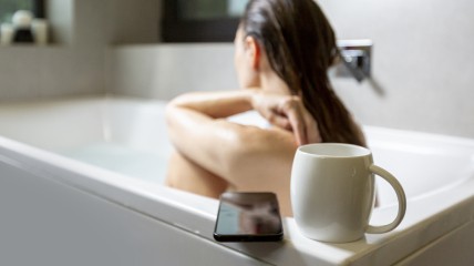 Не користуйтеся смартфоном, лежачи у ванні