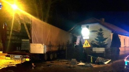 Украинец в Польше врезался в дом, авто остановилось в метре от спящих детей