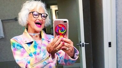 Яркая и дерзкая: как выглядит самая модная бабушка интернета (Фото)